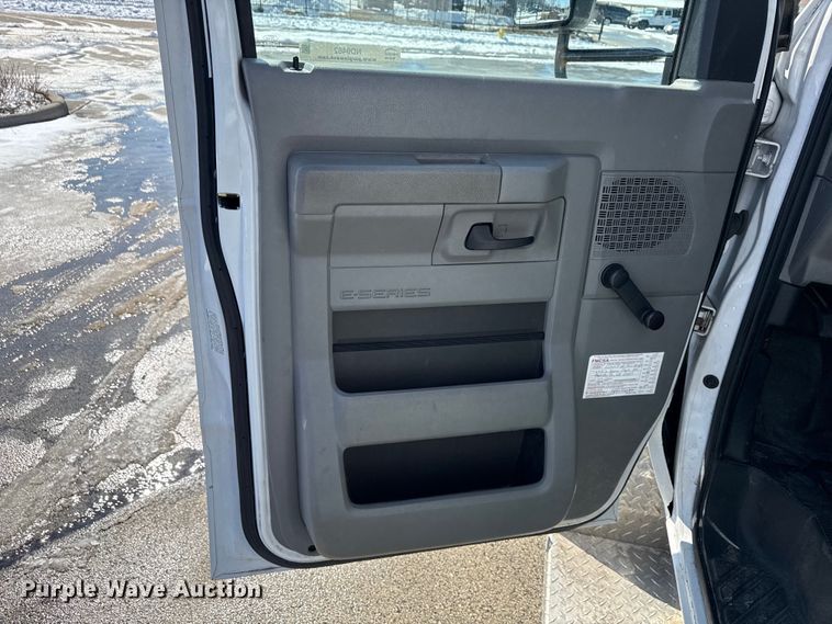 image for item ND9462 2017 Ford E350 shuttle bus