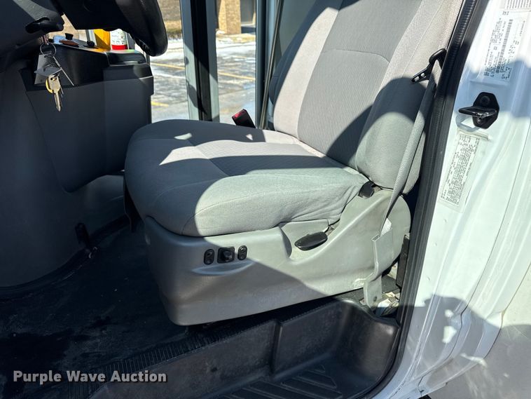 image for item ND9462 2017 Ford E350 shuttle bus