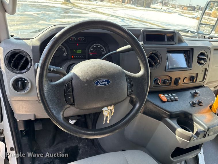 image for item ND9462 2017 Ford E350 shuttle bus