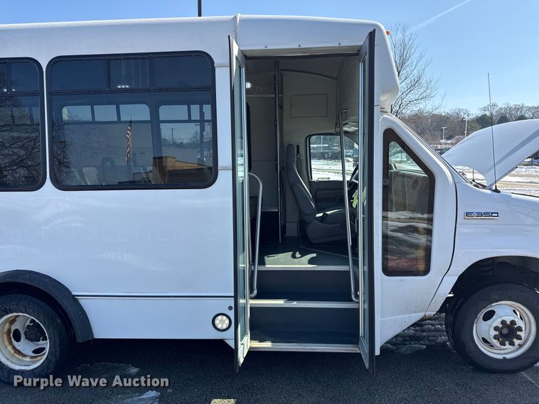 image for item ND9462 2017 Ford E350 shuttle bus