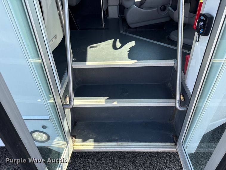 image for item ND9462 2017 Ford E350 shuttle bus