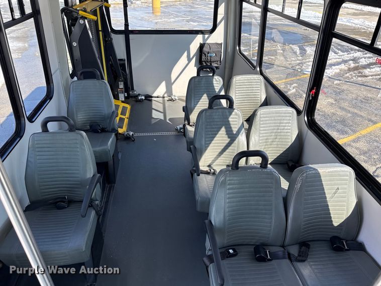 image for item ND9462 2017 Ford E350 shuttle bus