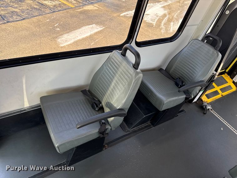 image for item ND9462 2017 Ford E350 shuttle bus