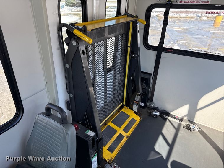 image for item ND9462 2017 Ford E350 shuttle bus