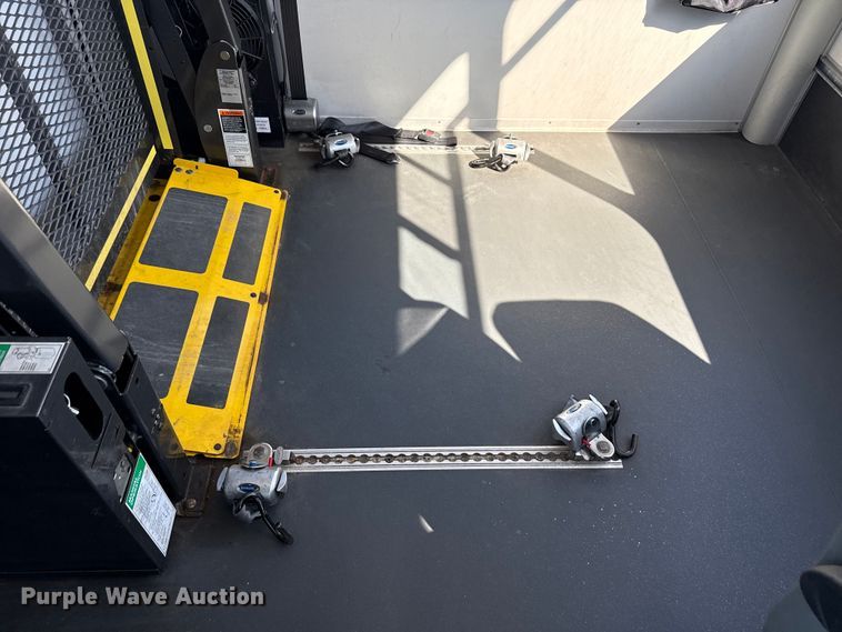 image for item ND9462 2017 Ford E350 shuttle bus