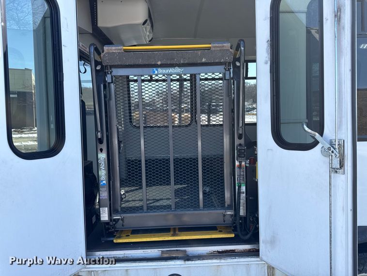 image for item ND9462 2017 Ford E350 shuttle bus