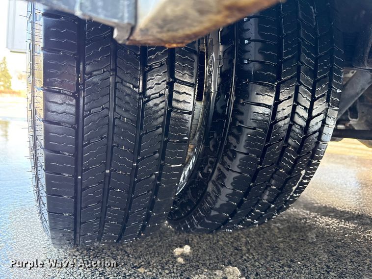 image for item ND9462 2017 Ford E350 shuttle bus