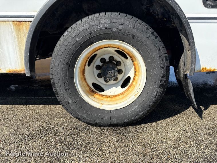 image for item ND9462 2017 Ford E350 shuttle bus