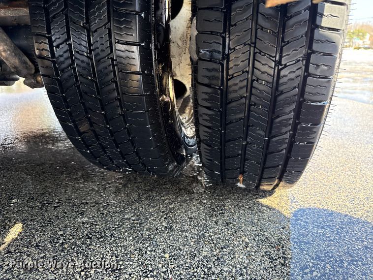 image for item ND9462 2017 Ford E350 shuttle bus