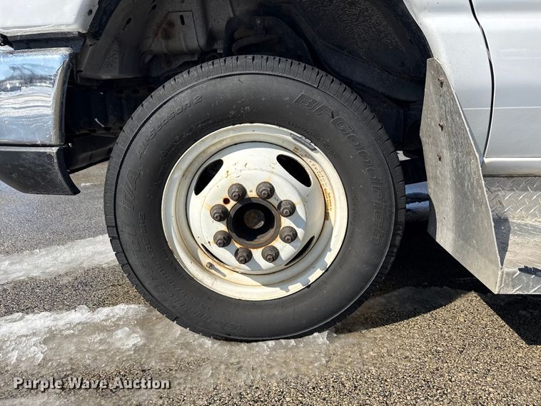 image for item ND9462 2017 Ford E350 shuttle bus