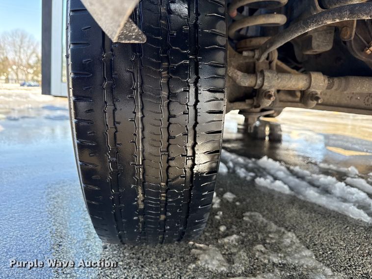 image for item ND9462 2017 Ford E350 shuttle bus