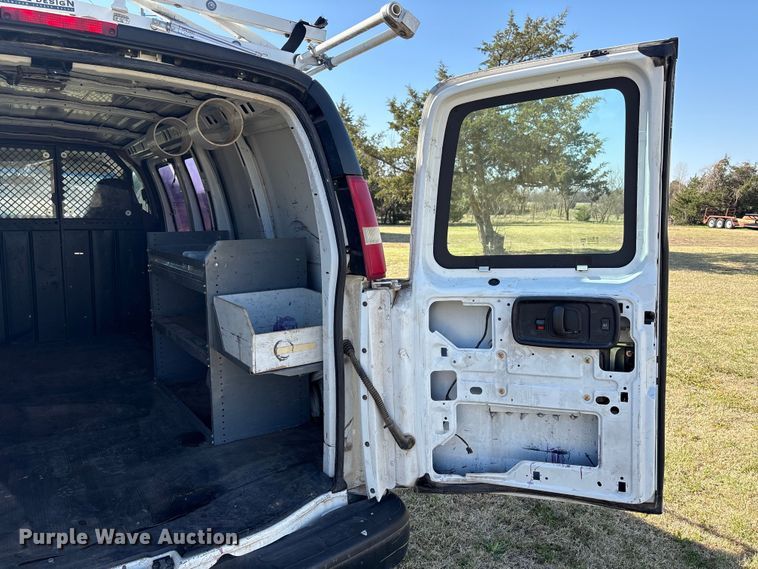 image for item NK9055 2003 GMC Savana van