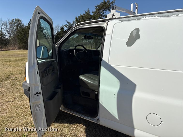 image for item NK9055 2003 GMC Savana van