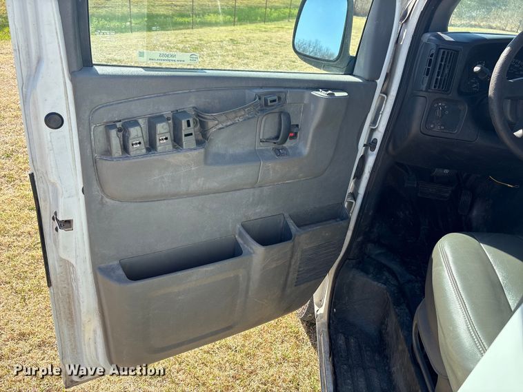 image for item NK9055 2003 GMC Savana van