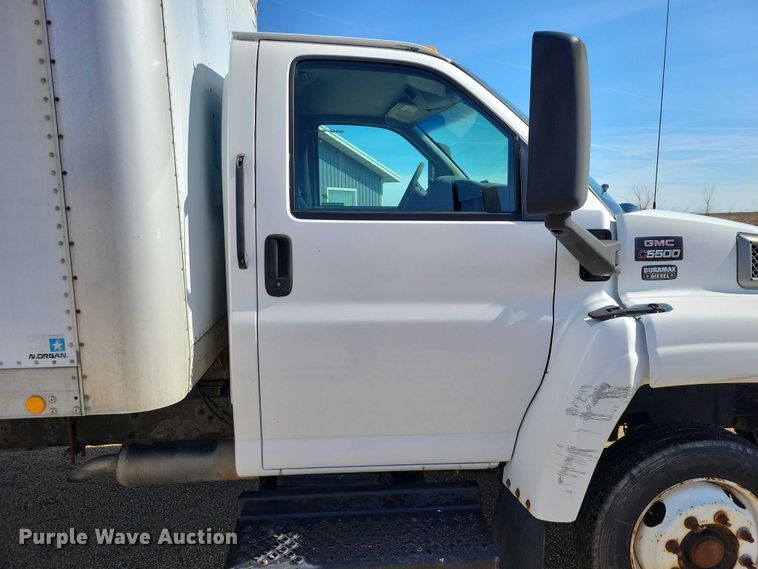 image for item NK9916 2004 GMC C5500 box truck