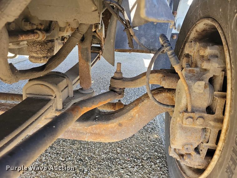 image for item NK9916 2004 GMC C5500 box truck