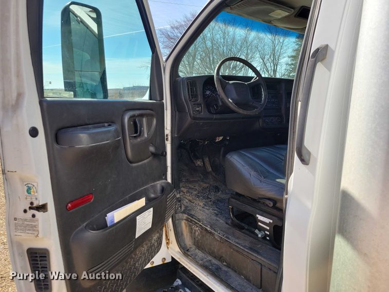 image for item NK9916 2004 GMC C5500 box truck