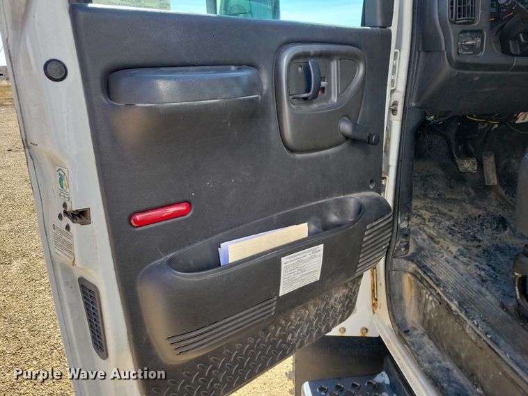 image for item NK9916 2004 GMC C5500 box truck