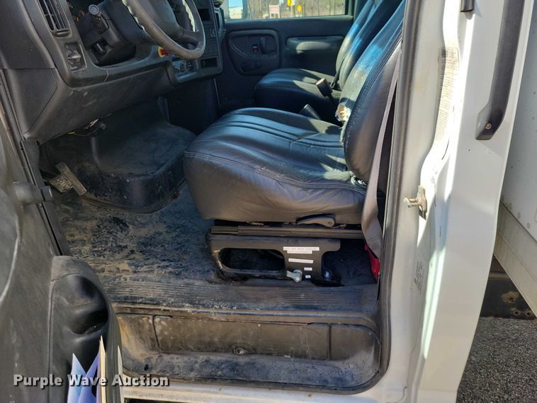 image for item NK9916 2004 GMC C5500 box truck