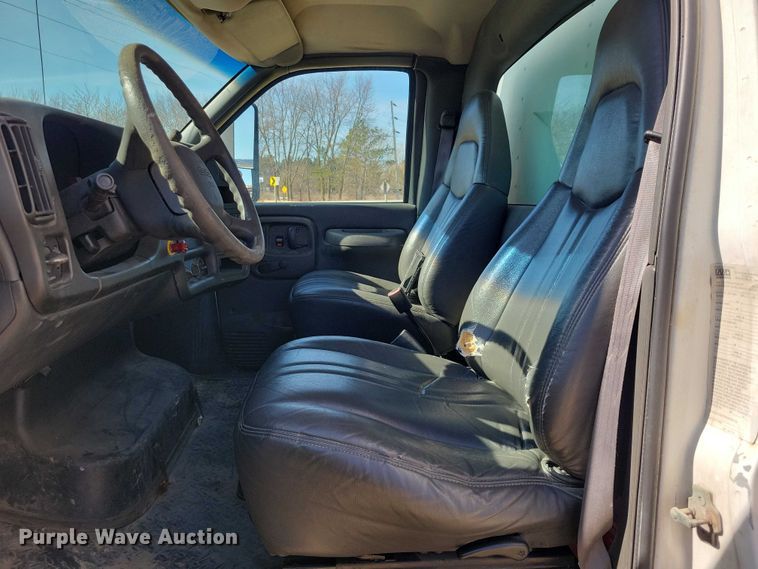 image for item NK9916 2004 GMC C5500 box truck