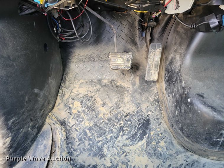 image for item NK9916 2004 GMC C5500 box truck