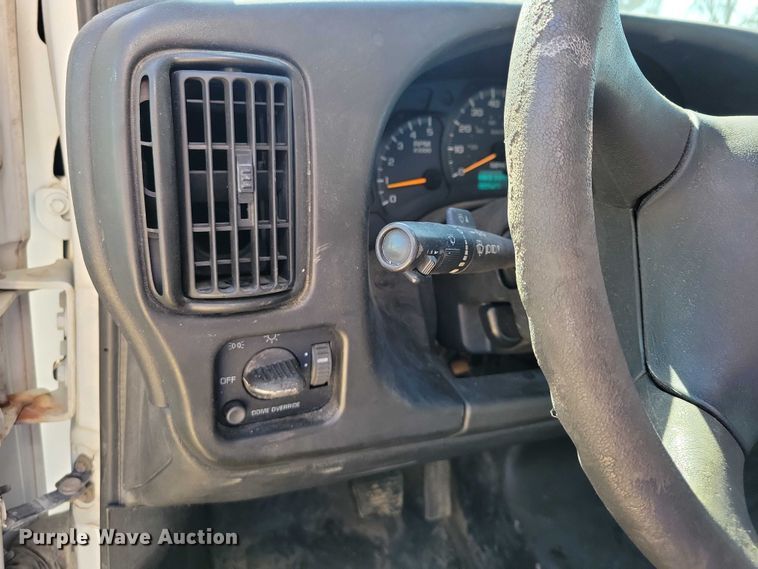 image for item NK9916 2004 GMC C5500 box truck