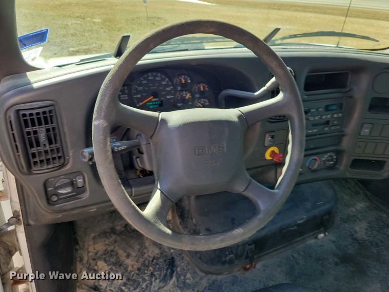 image for item NK9916 2004 GMC C5500 box truck