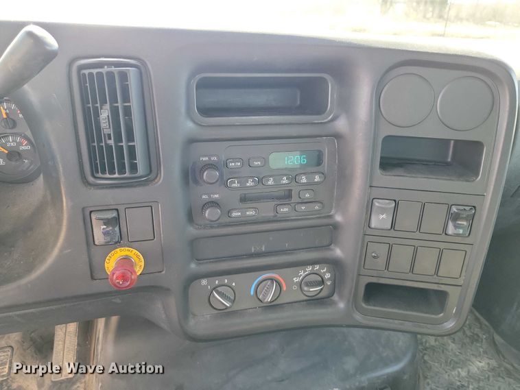 image for item NK9916 2004 GMC C5500 box truck