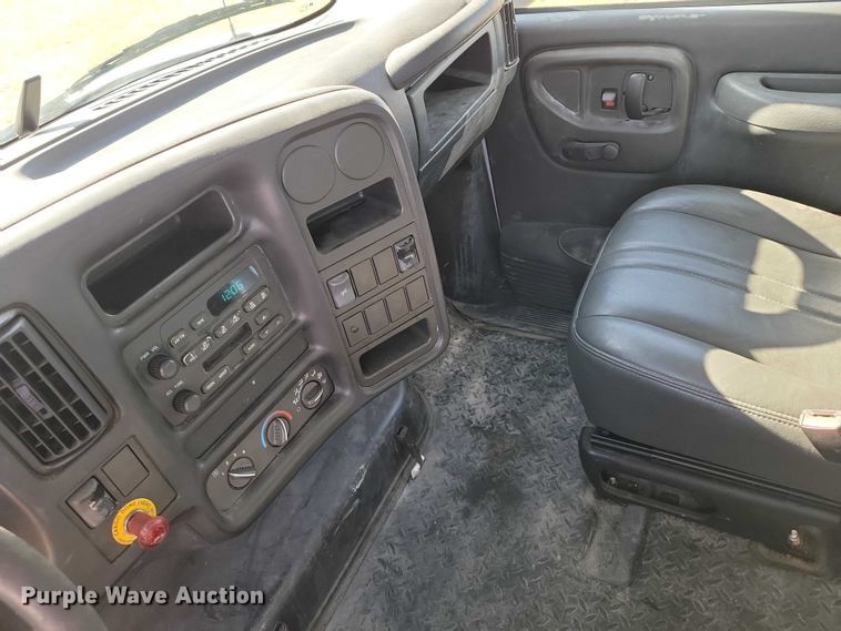 image for item NK9916 2004 GMC C5500 box truck