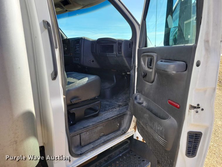 image for item NK9916 2004 GMC C5500 box truck