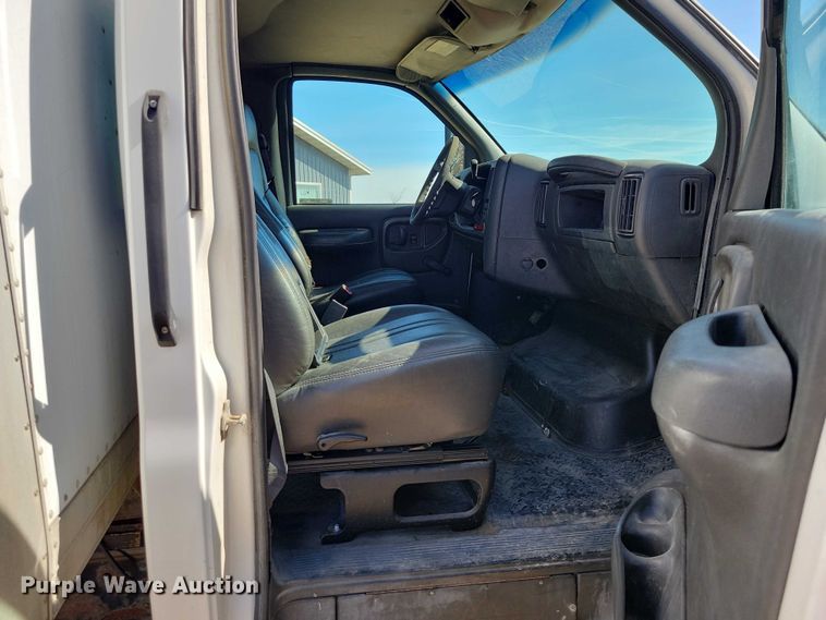 image for item NK9916 2004 GMC C5500 box truck