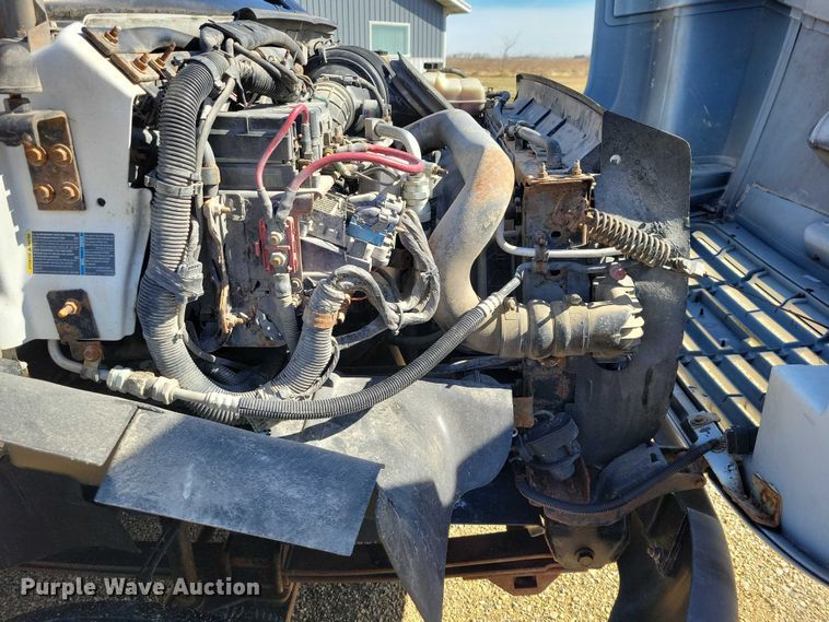 image for item NK9916 2004 GMC C5500 box truck