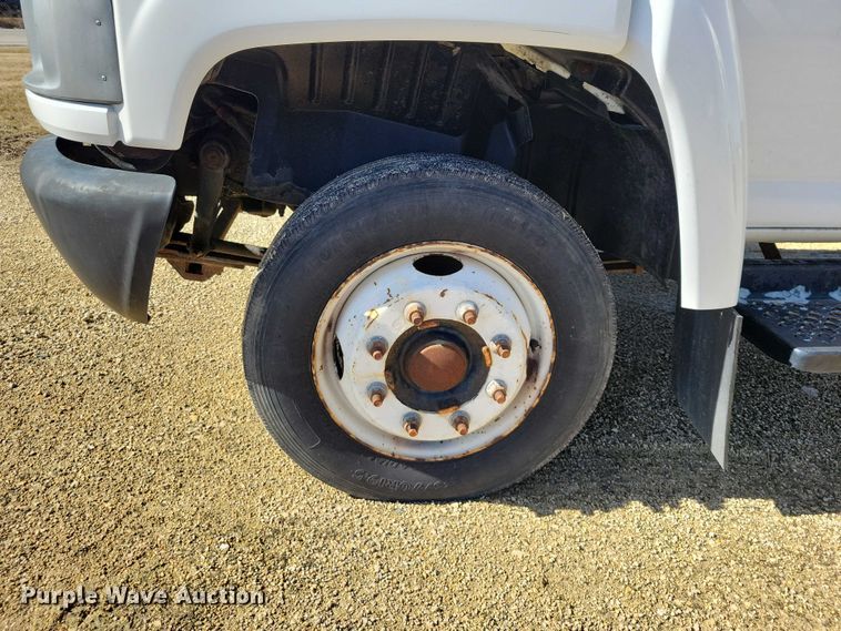 image for item NK9916 2004 GMC C5500 box truck