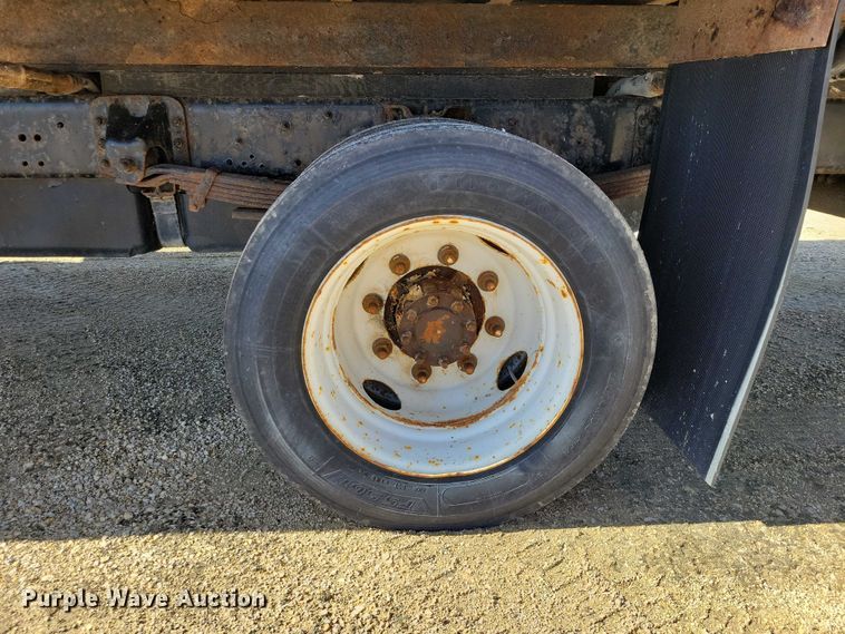 image for item NK9916 2004 GMC C5500 box truck