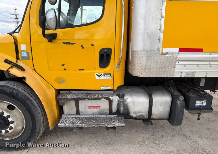 image for item YA2082 2015 Freightliner Business Class M2 box truck