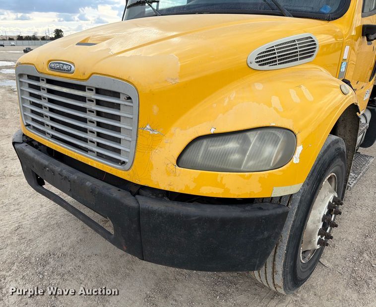 image for item YA2082 2015 Freightliner Business Class M2 box truck