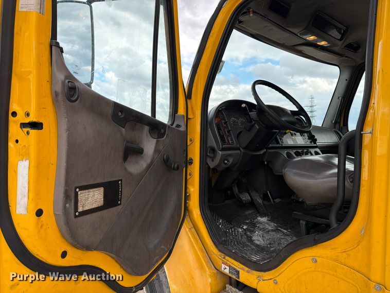 image for item YA2082 2015 Freightliner Business Class M2 box truck