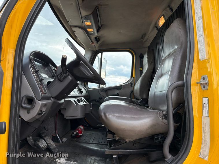 image for item YA2082 2015 Freightliner Business Class M2 box truck