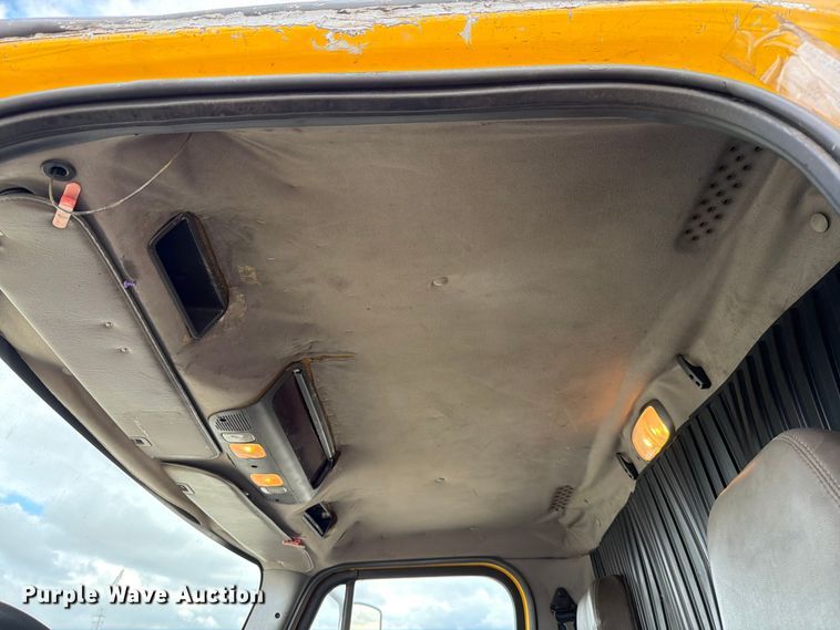 image for item YA2082 2015 Freightliner Business Class M2 box truck