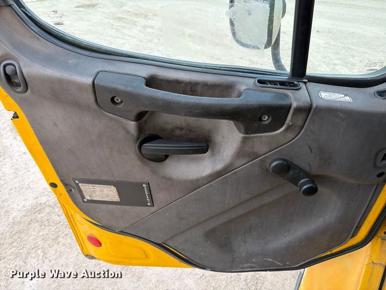 image for item YA2082 2015 Freightliner Business Class M2 box truck