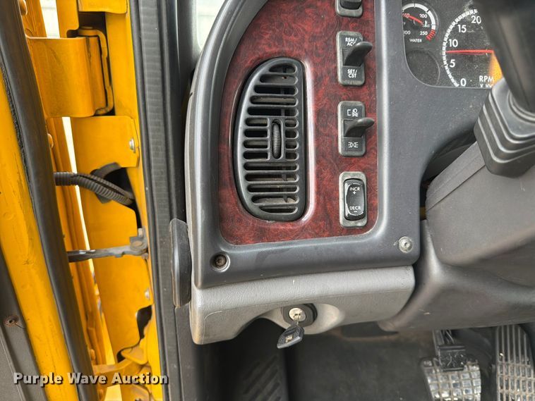 image for item YA2082 2015 Freightliner Business Class M2 box truck