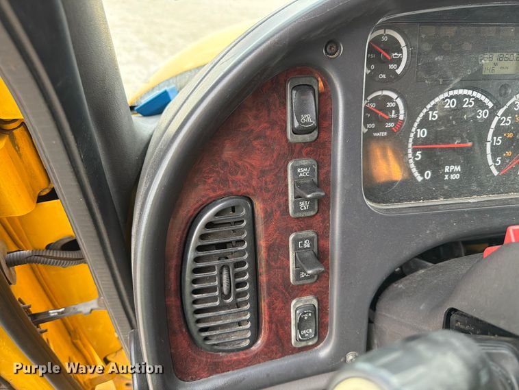 image for item YA2082 2015 Freightliner Business Class M2 box truck