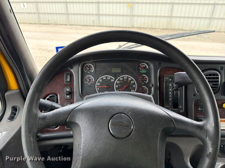 image for item YA2082 2015 Freightliner Business Class M2 box truck