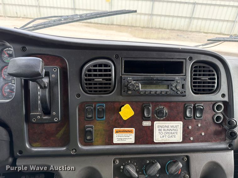 image for item YA2082 2015 Freightliner Business Class M2 box truck