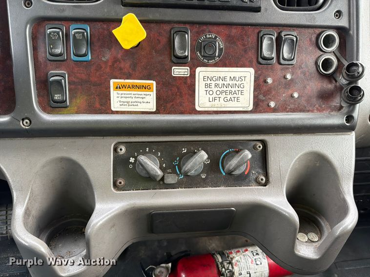 image for item YA2082 2015 Freightliner Business Class M2 box truck