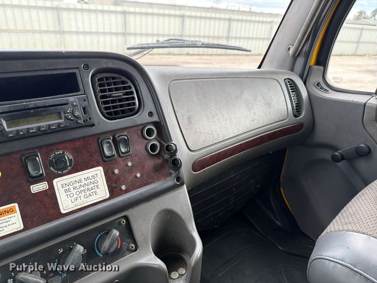 image for item YA2082 2015 Freightliner Business Class M2 box truck