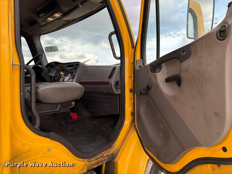 image for item YA2082 2015 Freightliner Business Class M2 box truck