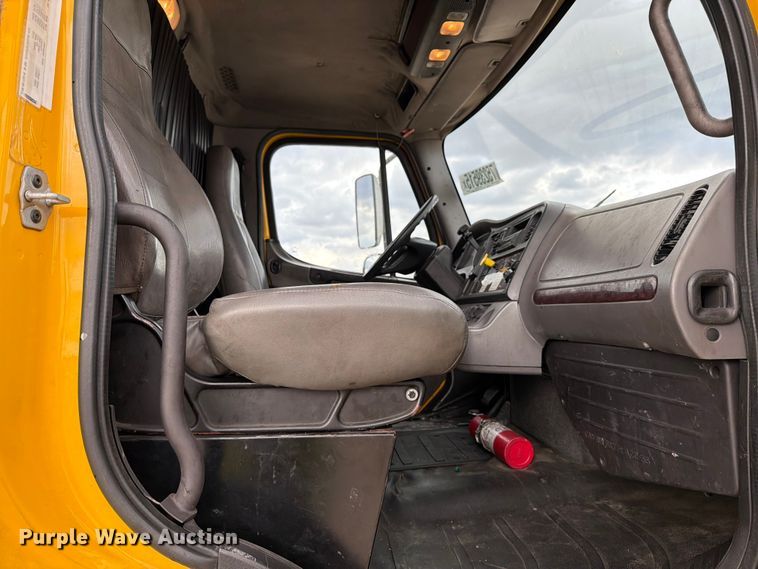 image for item YA2082 2015 Freightliner Business Class M2 box truck