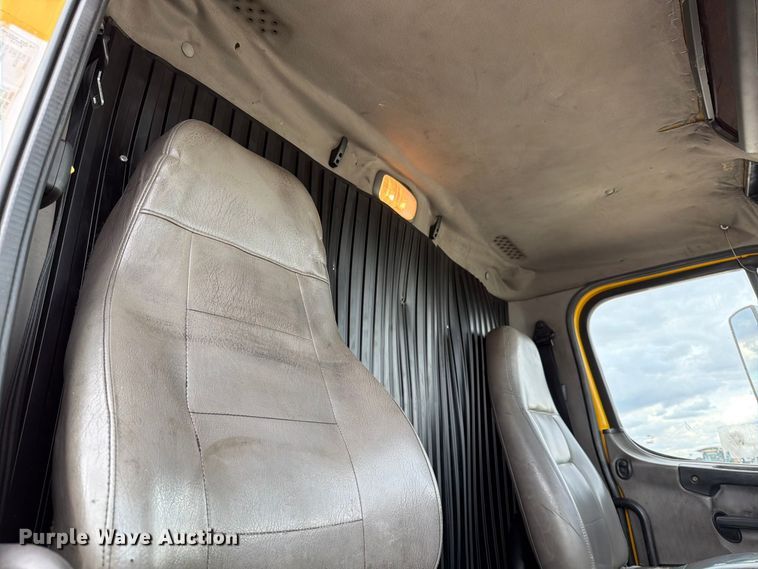 image for item YA2082 2015 Freightliner Business Class M2 box truck