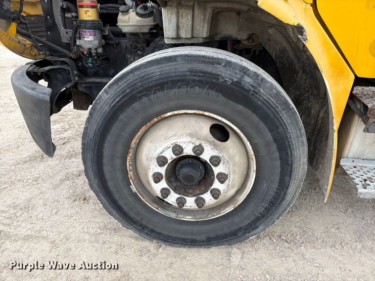 image for item YA2082 2015 Freightliner Business Class M2 box truck